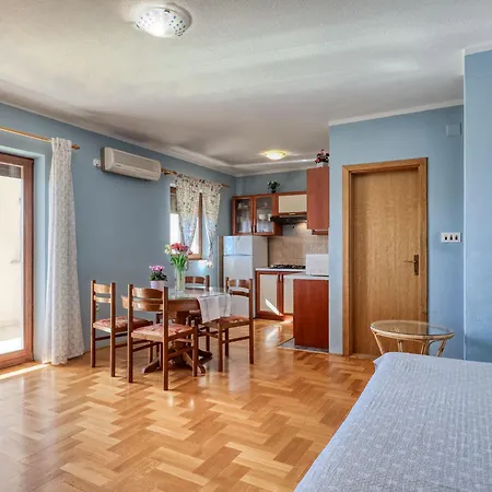 Appartamento Nikol-1 By Interhome